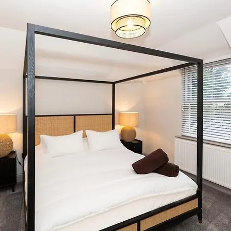 Luxury Two Bed Inc Hot-tub And Free Parking