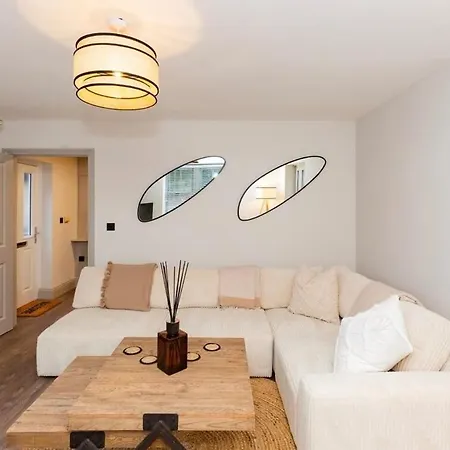 Luxury Two Bed Inc Hot-tub Holiday home