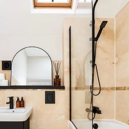 Luxury Two Bed Inc Hot-tub And Free Parking *