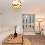 Luxury Two Bed Inc Hot-tub And Free Parking Holiday home