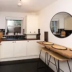 Holiday home Luxury Two Bed Inc Hot-tub And Free Parking *